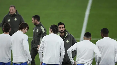 Simone Inzaghi celebrating with his Inter Milan players after beating Barcelona.